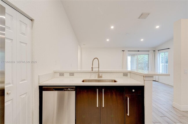 Building Photo - 1121 Golden Cane Dr