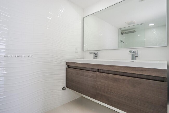 Building Photo - 7601 E Treasure Dr