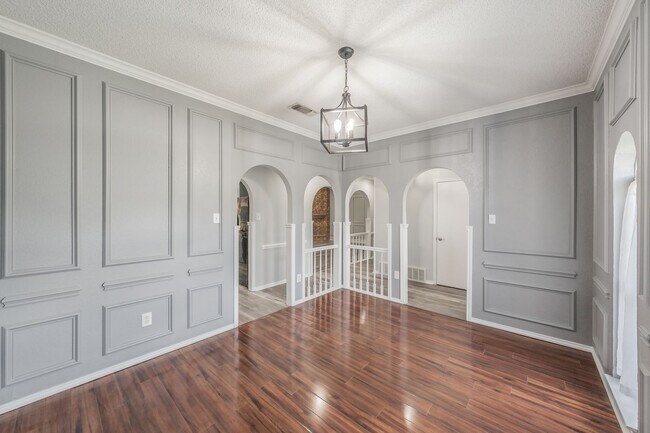 Building Photo - Charming Updated Home on Quiet Cul-de-Sac