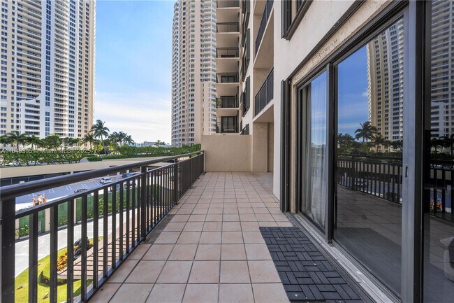 Building Photo - 540 Brickell Key Dr