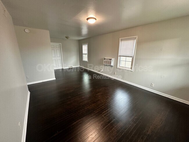 Building Photo - 3117 N Lindsay Ave