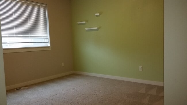 Building Photo - Amazing 4 beds, 2 dens, 2.75 baths in Kirkland.  Minutes to Microsoft/Costco