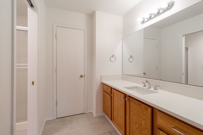 Building Photo - Beautiful 3 Bed 2.5  one level Townhome wi...