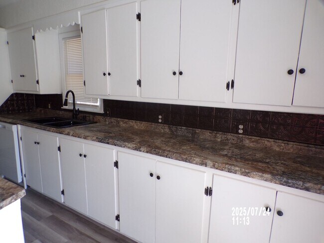 Building Photo - Newly renovated! Pet Friendly! Centrally l...