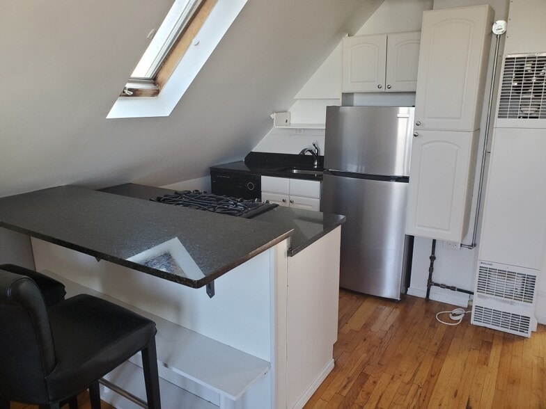 Building Photo - 2321 W Belmont Ave