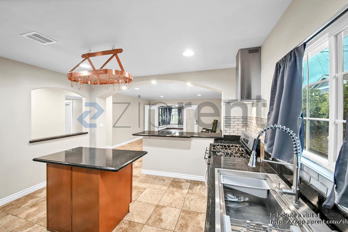 Building Photo - 2335 Logan St