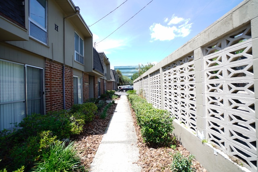 Building Photo - 1700 SW 16th Ct