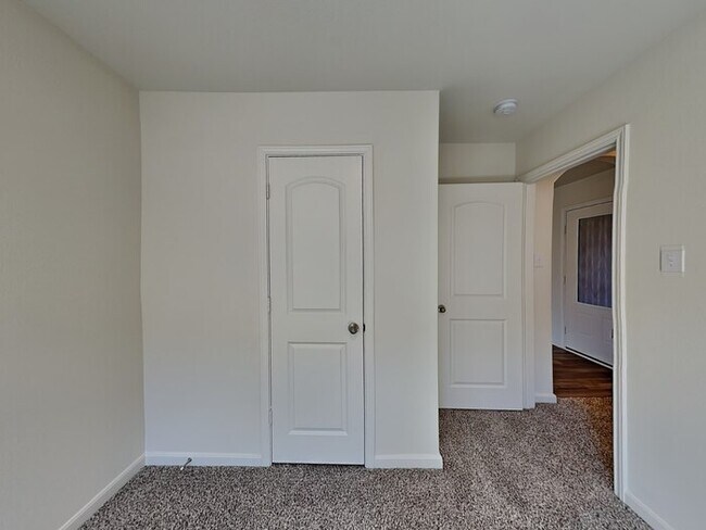 Building Photo - Chisholm Springs awaits you!