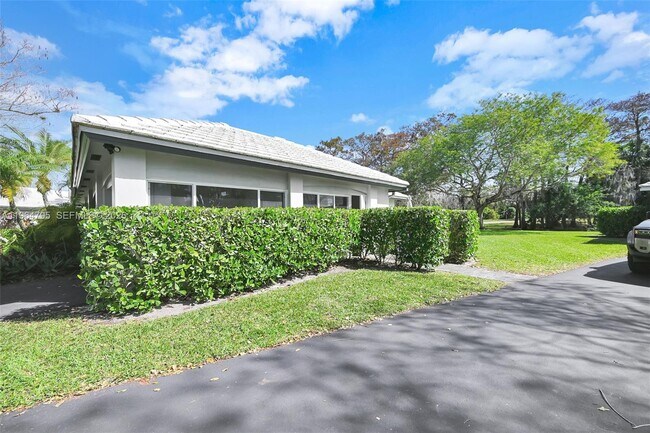 Building Photo - 820 E Cypress Ln