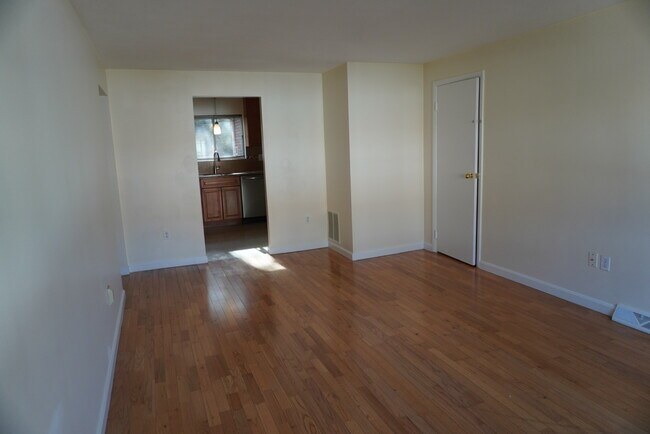 Building Photo - 33 Oxford Cir