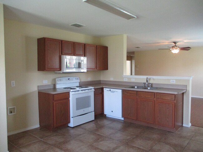 Building Photo - $1995 / 4br – 1760 ft2 - 4/2/2Ready to move in Woodland Creek Addition (Royse City)