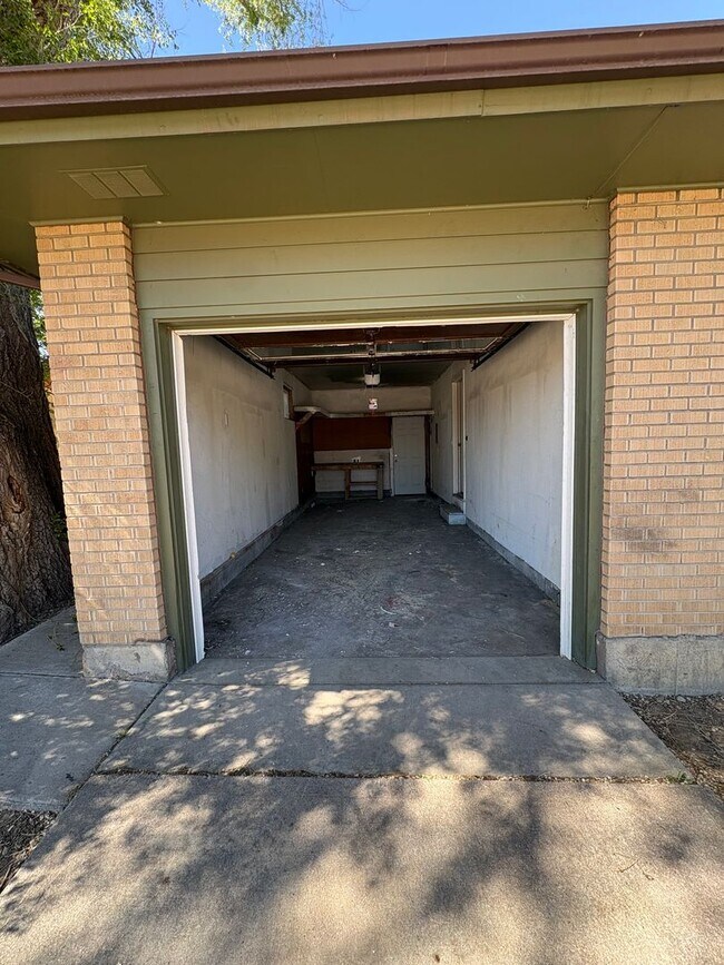 Building Photo - Newly Updated - Spacious 5 Bed 2 Bath Home