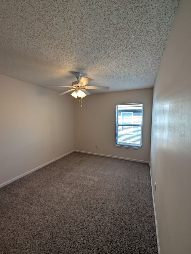 Building Photo - Great 4 Bedroom 2 Bath home in Heritage Park