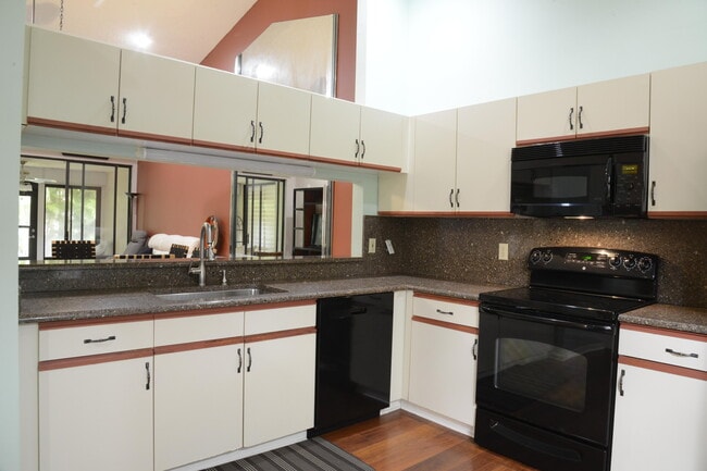 Building Photo - 7557 Lexington Club Blvd