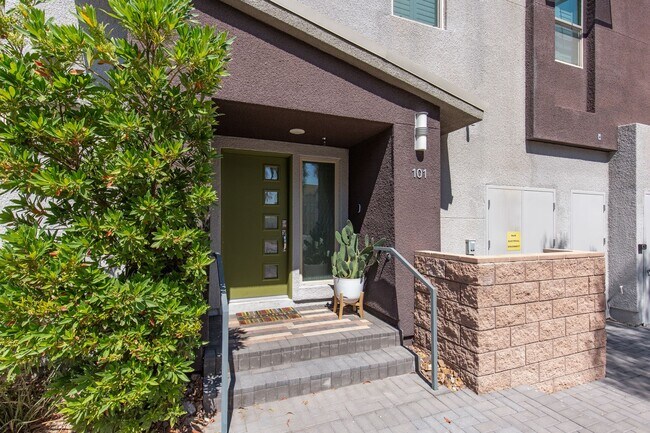 Building Photo - Fully furnished luxury townhome in Affinit...