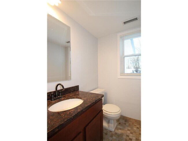 Building Photo - 5545 Shorewood Ln