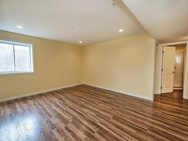 Building Photo - 261 Broadstone Dr