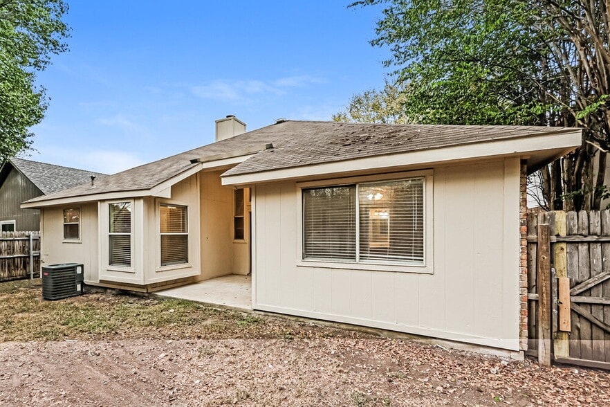 Building Photo - 208 Vines Dr