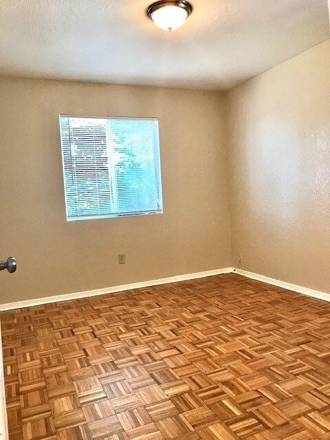 Building Photo - 3 bed 1.5 bath Townhouse in Richmond - AVA...