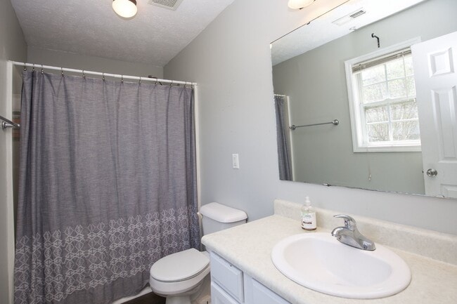Building Photo - Adorable 3 bedroom 2 bath + Bonus in Raeford