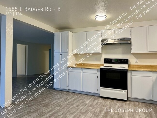 Building Photo - 1585 E Badger Rd