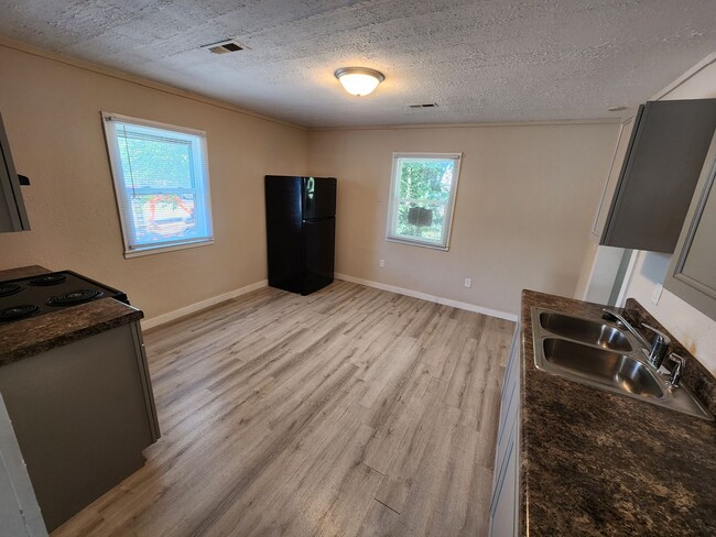 Building Photo - Spacious 1-Bedroom, 1-Bathroom Home AVAILA...