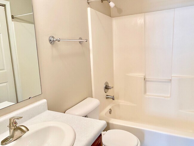 Building Photo - COMING SOON!! Great 3 Bedroom 2 Bathroom R...