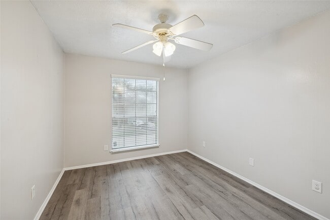 Building Photo - 8610 Lake Crystal Dr