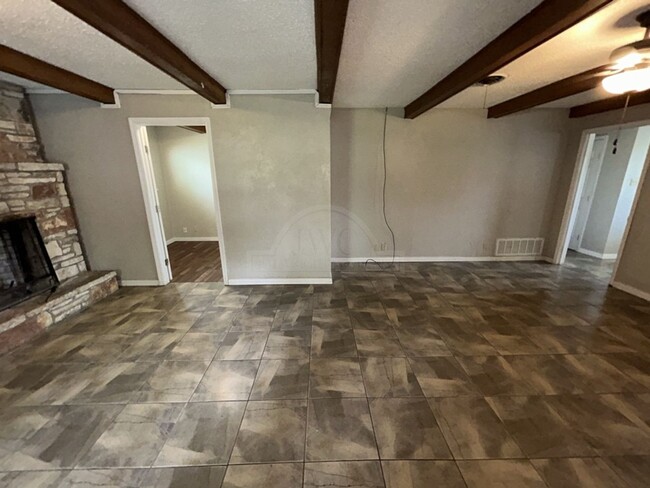 Building Photo - 601 Sutton Dr