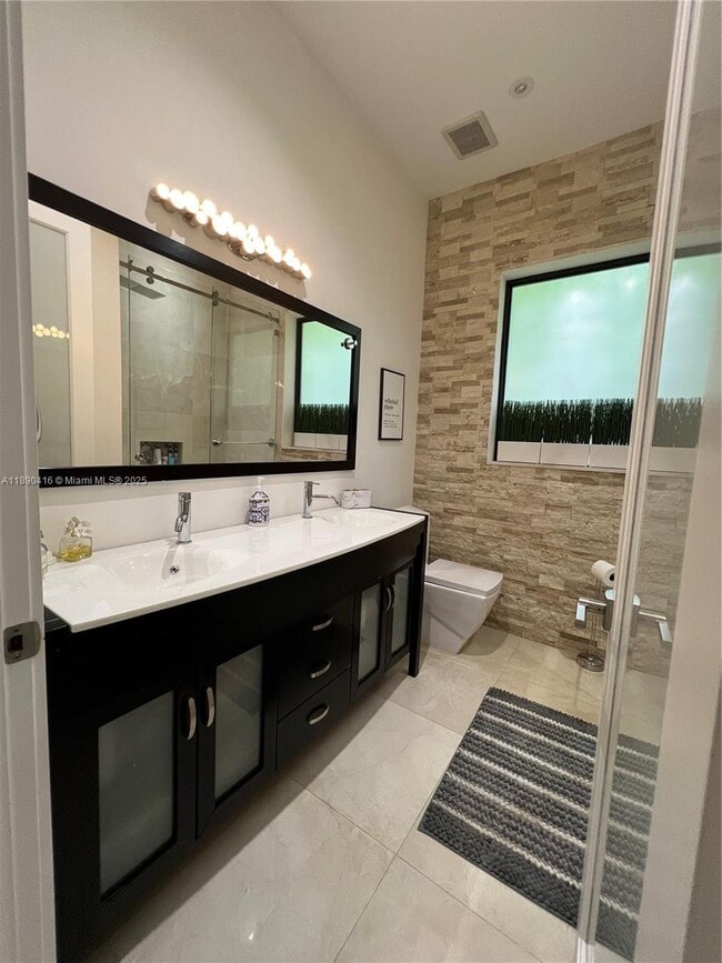 Building Photo - 16326 Mariposa Cir N