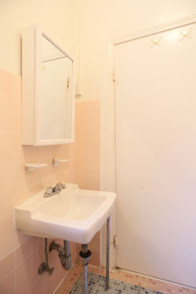 Building Photo - Spacious 3BR/1BA Full Floor Flat in North ...
