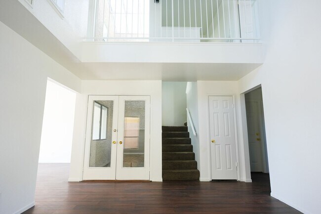 Building Photo - Stunning 3 Bed / 2.5 Bath Home w/ Loft, Two-Story Atrium & Remodeled Kitchen