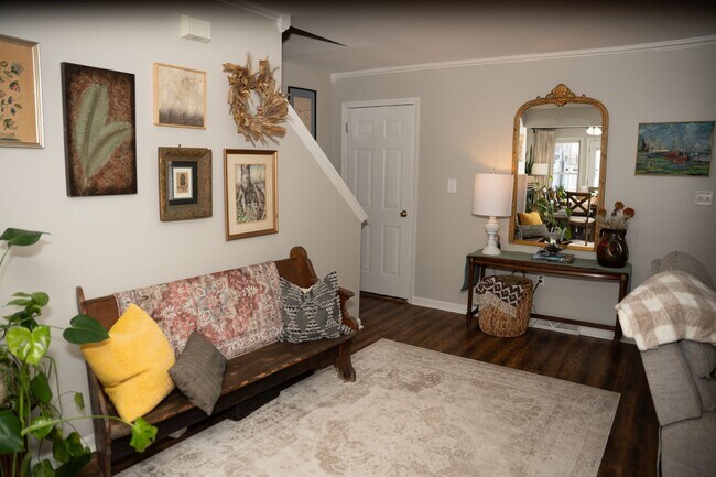 Building Photo - Charming 3 Bedroom, 1.5 Bath Townhome - EL...