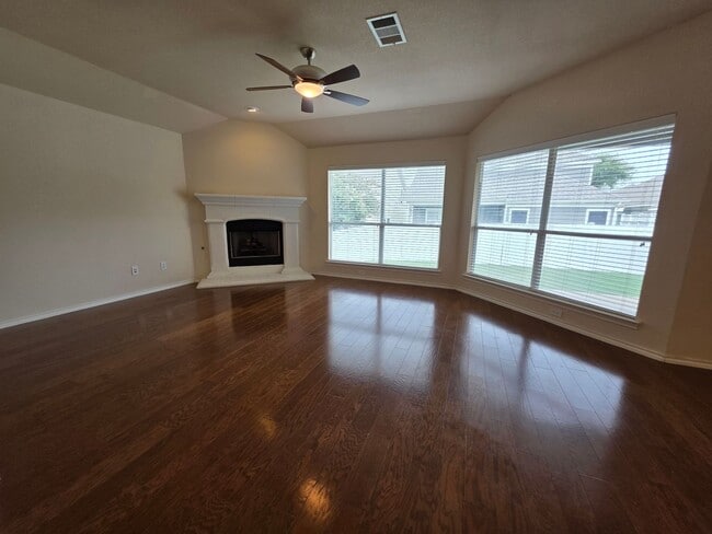 Building Photo - Heritage Craftsman Rental!