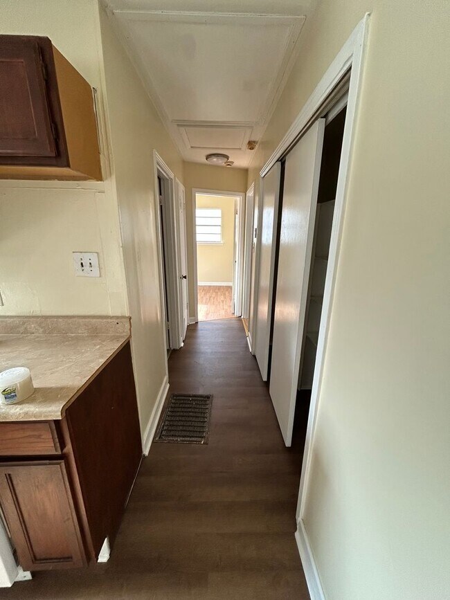 Building Photo - Central air and Heat