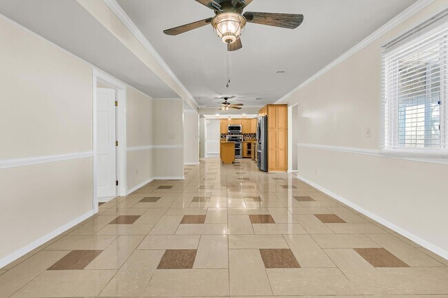 Building Photo - 121 Sully St