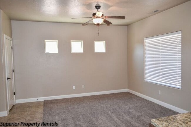 Building Photo - 4 bed, 2.5 bath duple unit w/2 car garage