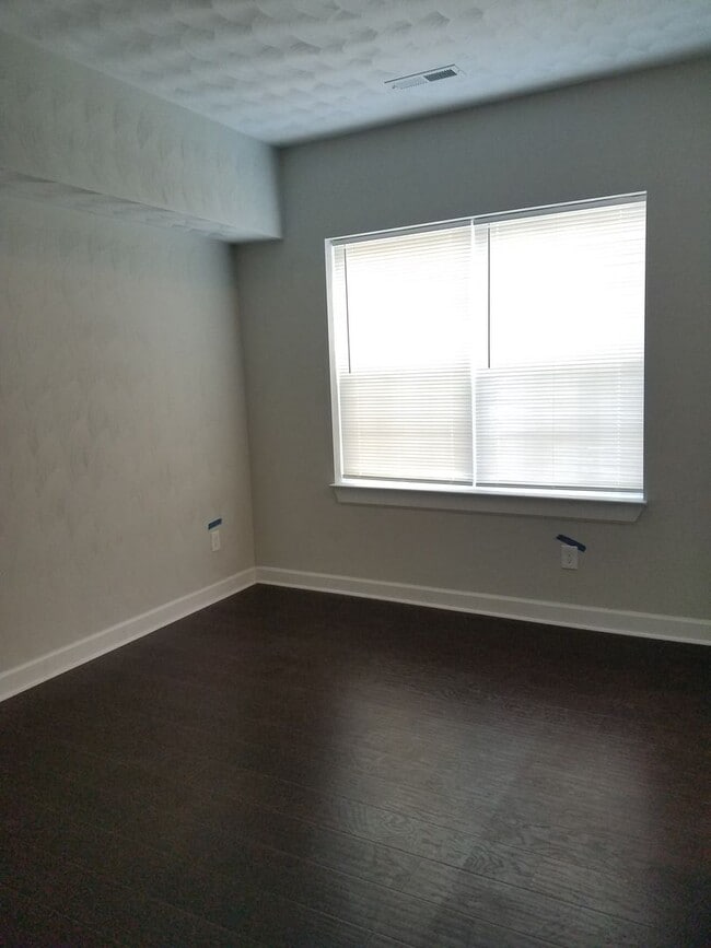 Building Photo - Spacious 4 Bedroom 3.5 Bath
