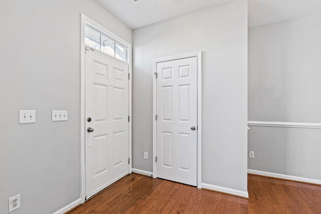 Building Photo - Stunning Townhouse for Lease in fantastic ...