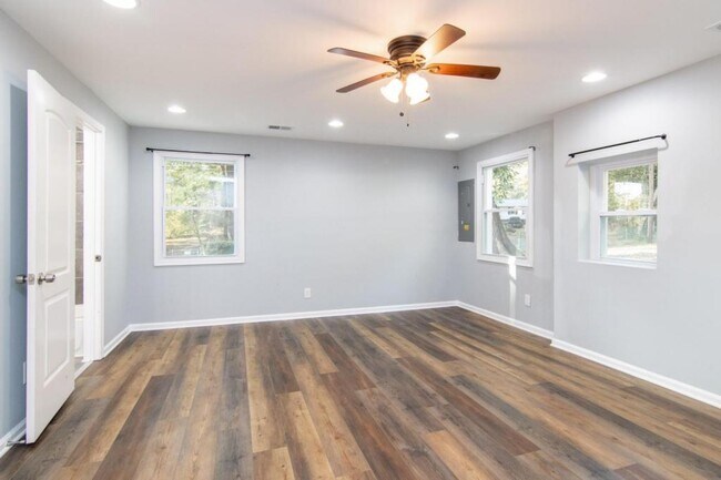 Building Photo - 3405 Pebble Dr