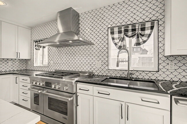 Building Photo - 2646 S Cherokee St