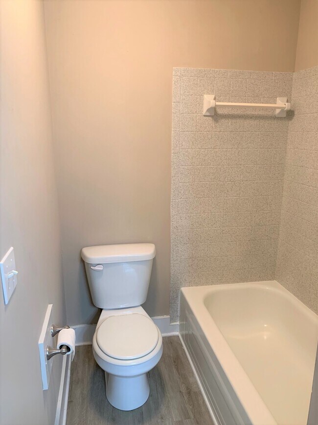 En Suite Bath 1 - 137 Colemont Dr