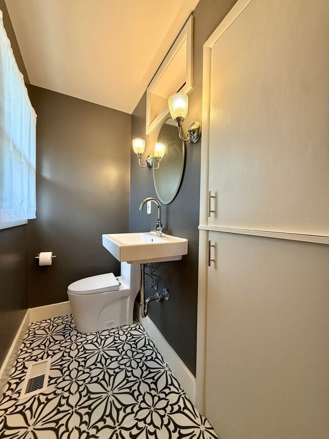 Building Photo - Cozy-Chic in Parkrose ~ Large Fenced Yard with Attached Garage & A/C~ Pets Welcome