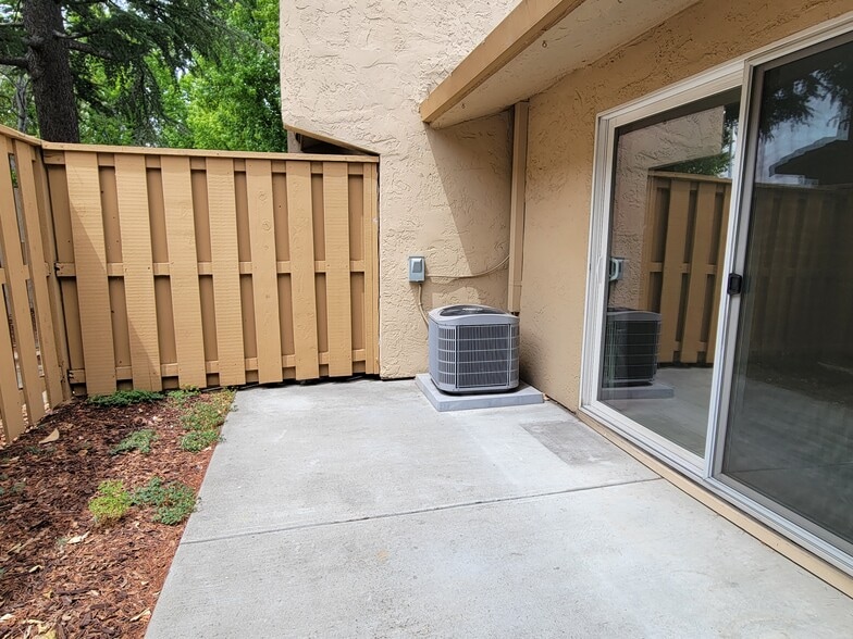 Yard / AC - 125 Connemara Way