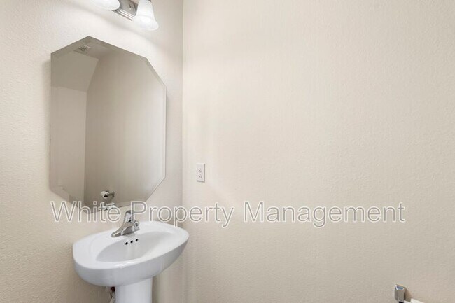 Building Photo - 7621 Mockernut Dr