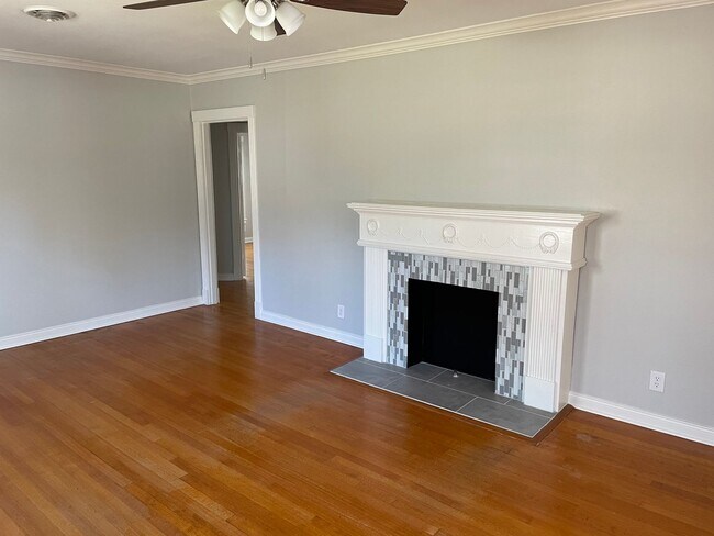 Building Photo - Remodeled Broadmoor Beauty