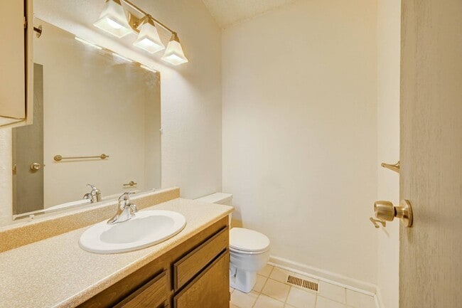 Building Photo - $1,995.95, 2 Bed, 2 Bath Townhome in Lakewood with Central AC and In Unit Laundry!