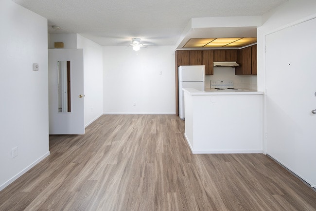 Building Photo - Mission Valley 1 Bedroom Condo w/ Pool, Spa, Fitness Center!