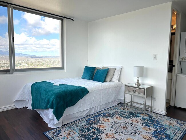 Building Photo - Beautifully Renovated 2 bedroom Penthouse with a Roof-Top Loft and Lanai!