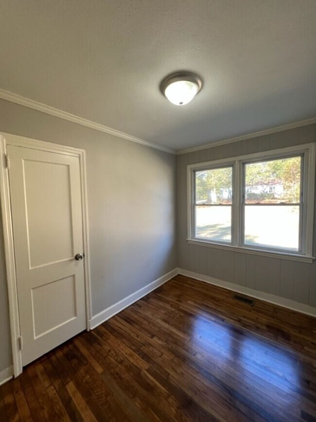 Building Photo - Tons of curb appeal! Close to downtown Spa...